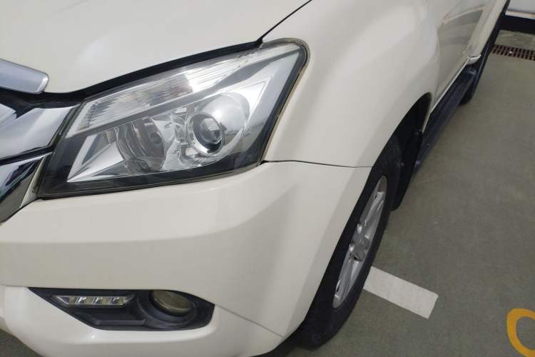 Used Isuzu mu-X 2015 2.5T Two-Wheel Drive Automatic Luxury Edition 7 Seats Left Front Headlight