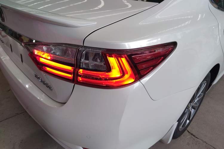 Used Lexus ES 2015 300h Comfort Edition
