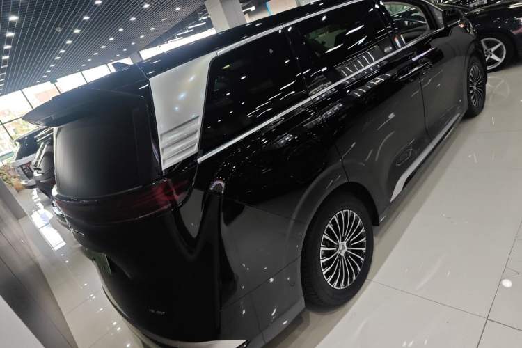 Used Denza D9 2022 EV 600 Four-Wheel Drive Flagship Model