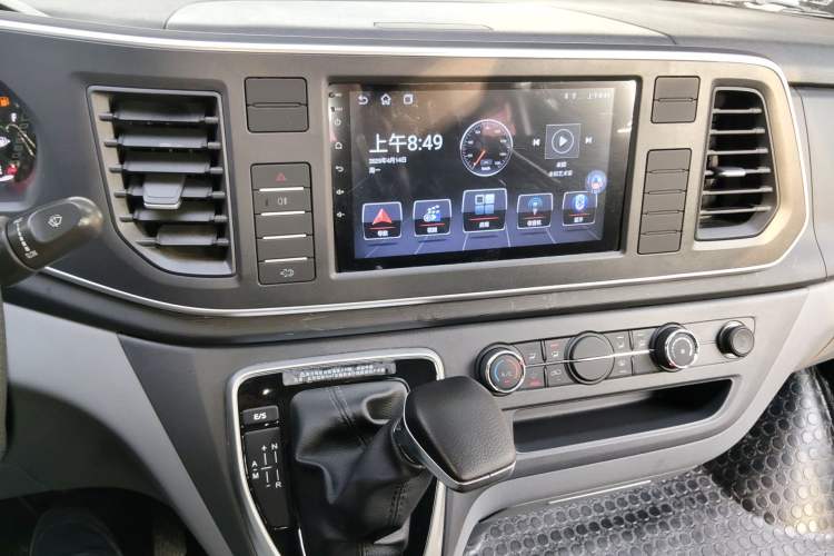 Used SAIC MAXUS Xintu V80 2024 Aotong Value Edition 6AMT Short Wheelbase Mid-Roof Model 127 Ps 5/6 Seats
