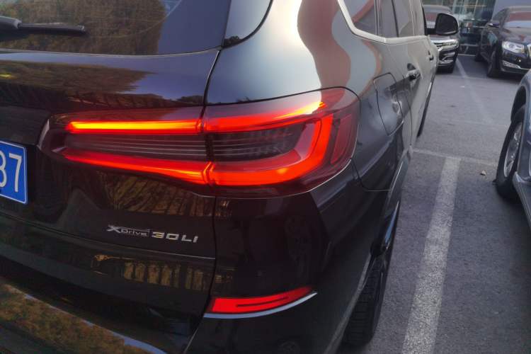 Used BMW X5 2022 xDrive 30Li Luxury M Sport Package
