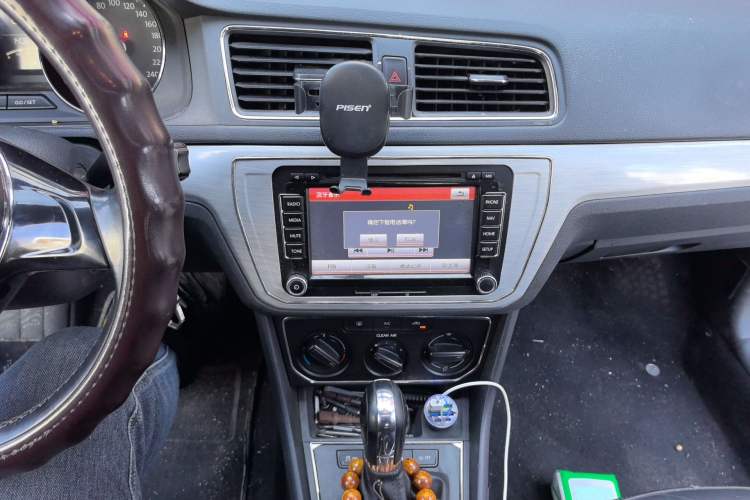 Used Volkswagen Lavida 2015 1.6L Automatic Comfort Edition Audio And AC Panel