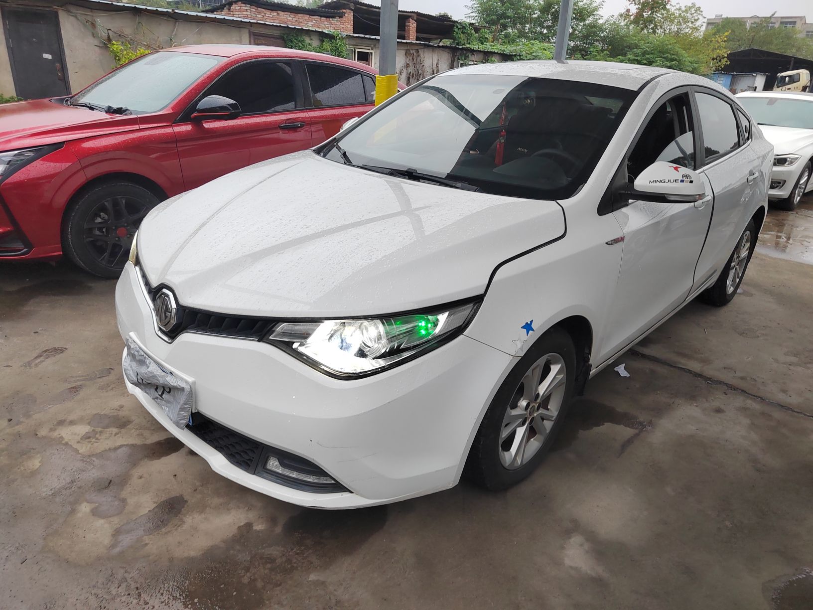 تحت مقدمة السيارة