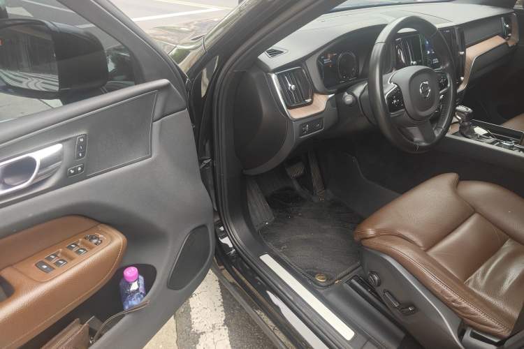 Used Volvo XC60 2021 T5 4x4 Smart Luxury Edition Driver Seat