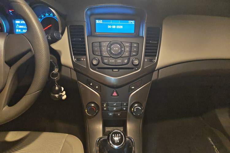 Used Chevrolet Cruze 2015 1.5L Classic SE MT Audio And AC Panel