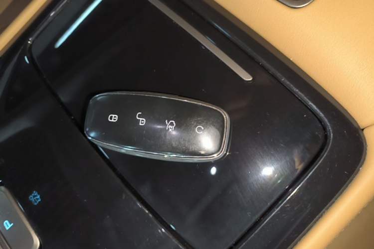 Used Denza D9 2024 DM-i 1050 Luxury Model Vehicle Key