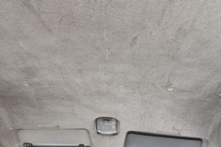 Used Dongfeng Yufeng 2014 2.5T YuliBao Logistics Vehicle Low-Trim Version with Short Wheelbase and Mid-Roof Design – ZD25