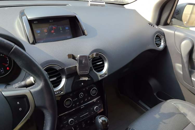 Used Renault Koleos 2015 2.5L 4x4 Comfort Edition Audio And AC Panel