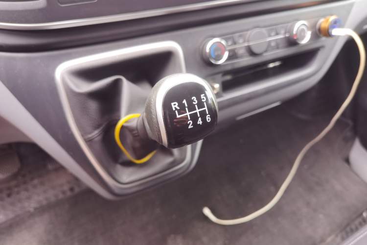 Used SAIC MAXUS Xintu V80 2023 2.0T Manual Classic Aoyuntong Short Wheelbase Ultra-Low Roof 5/6-Seater
