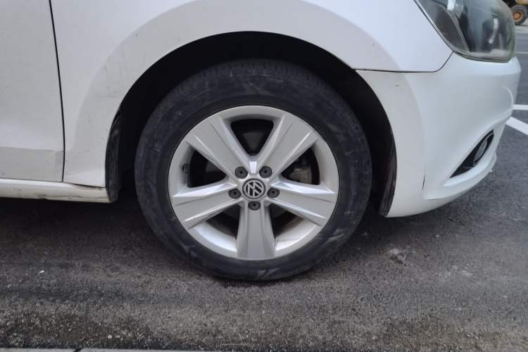 Used Volkswagen Jetta 2015 1.6L Automatic Luxury Model Right Front Wheel Hub