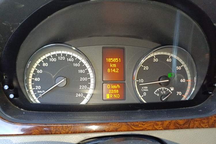 Used Mercedes-Benz Viano 2011 2.5L Prestige Edition Odometer Close Up