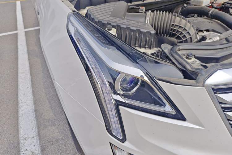 Used Cadillac XT5 2017 Anniversary Edition 25T Luxury Model Right Front Headlight