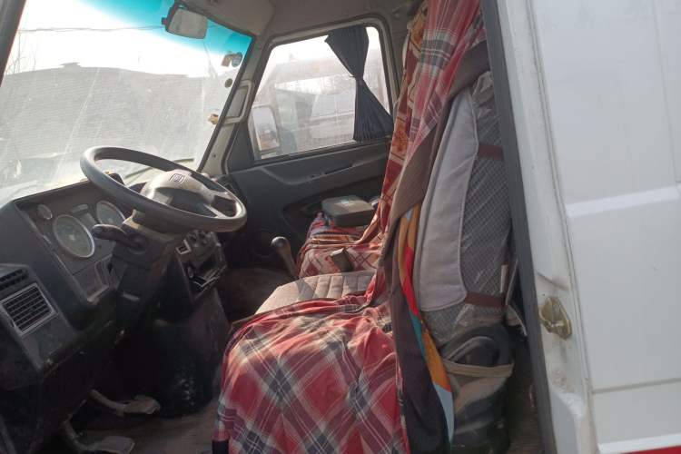 Used Iveco Daily 2020 2.8T V40 Cargo Van with Dual Tires Mid-Roof Design 3 Seats China V Emission Standard
