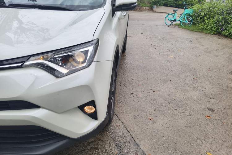 Used Toyota RAV4 2019 2.0L CVT Two-Wheel Drive Luxury Version China VI Standard
