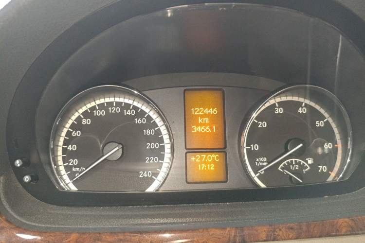 Used Mercedes-Benz Viano 2013 3.0L Comfort Edition Odometer Close Up