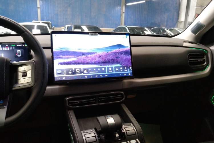 Used Formula Leopard Titanium 3 2025 501KM All-Wheel Drive Intelligent Driving Ultra Version Audio And AC Panel