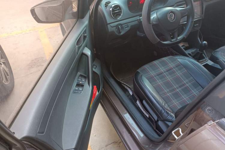 Used Volkswagen Jetta 2017 1.5L Manual Fashion Edition