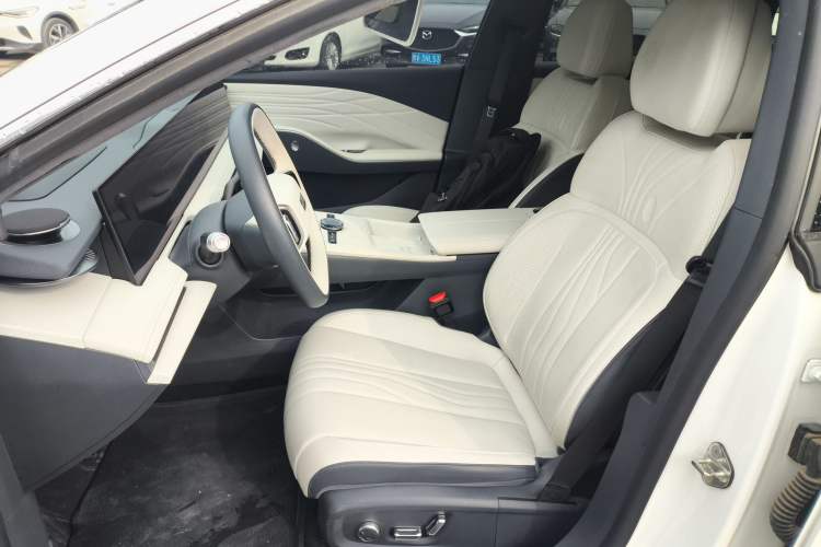Used Geely Galaxy E8 2024 665 km Range Rear-Drive Starship Long-Range Version
