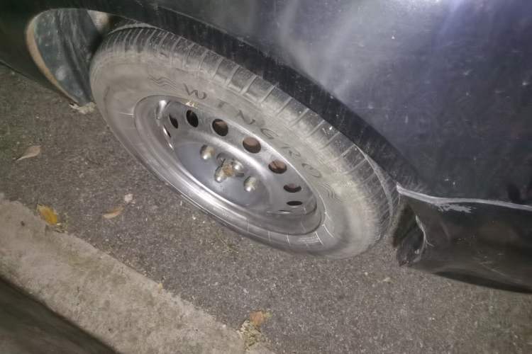 Used Soueast V3 Lingyue 2011 1.5L Manual Happiness Edition Right Front Wheel Hub