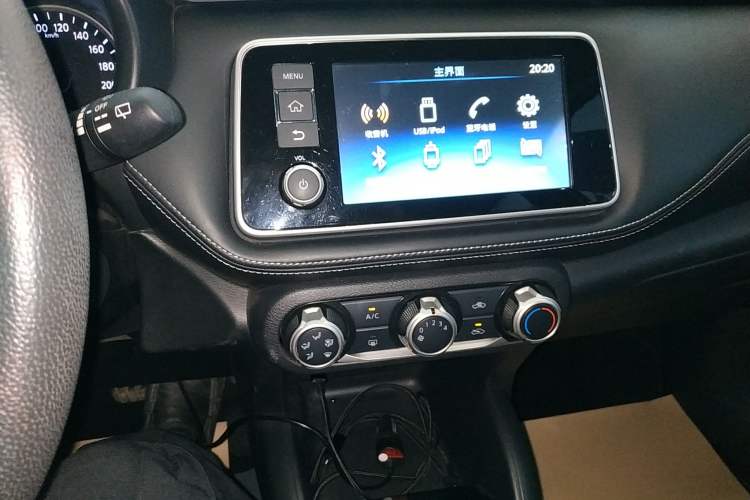 Used Nissan Kicks 2017 1.5L CVT Smart Drive Edition Audio And AC Panel