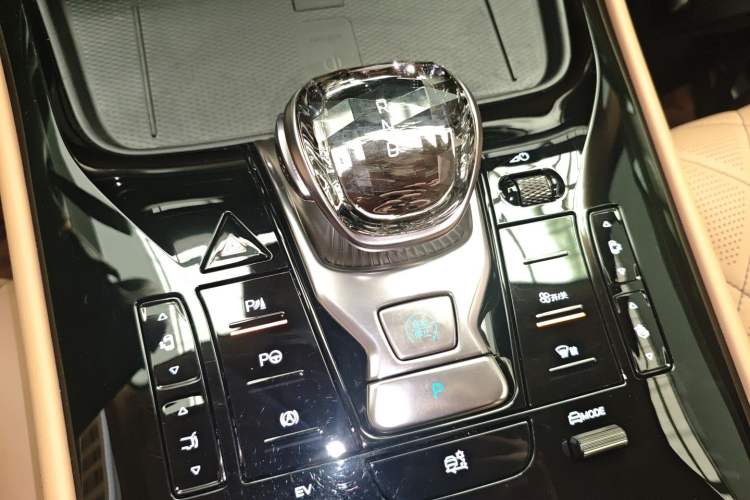 Used Denza D9 2025 DM-i Smart Drive 1020 Four-Wheel Drive Premium Model