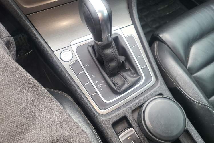 Used Volkswagen Golf 2016 230TSI Automatic Luxury Version Gear Lever