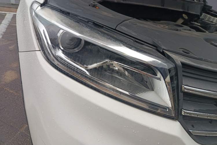 Used Dongfeng Fengon 580 2018 Revised Version 1.8L Manual Comfort Edition Right Front Headlight