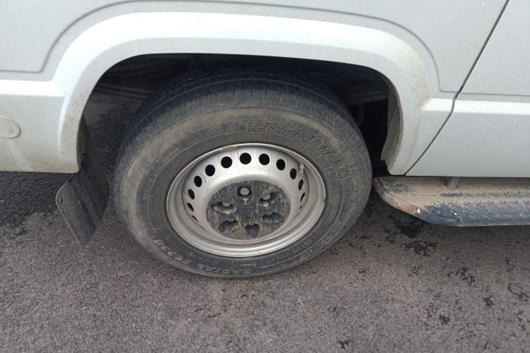 Used Iveco Daily 2023 2.5T A35M1 Short Wheelbase Low-Roof Single-Tire Side-Sliding Door 5-9 Seater Exterior 5