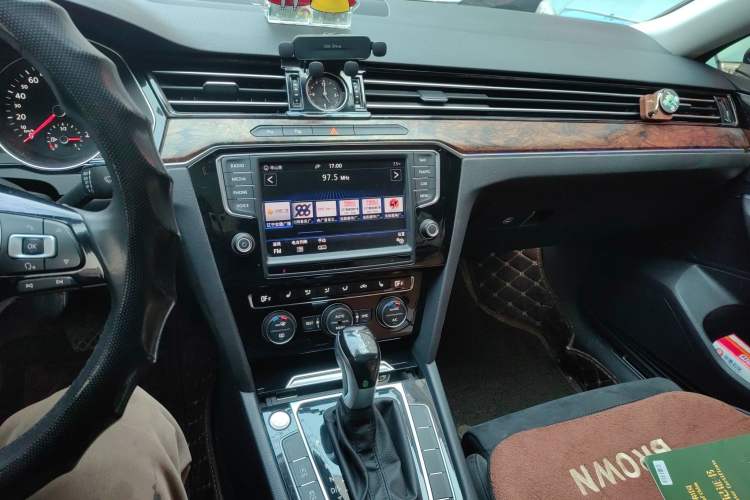 Used Volkswagen Magotan 2017 380TSI DSG Prestige Edition Audio And AC Panel