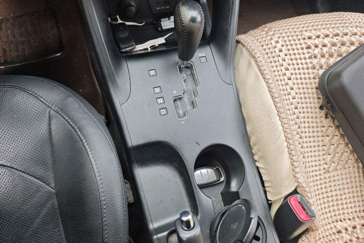 Used Hyundai ix35 2013 2.0L Automatic Two-Wheel Drive Smart GLS China IV Standard Gear Lever
