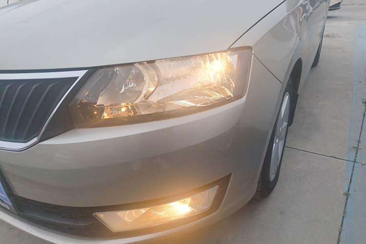 Used Skoda Rapid 2013 1.6L Automatic Smart Selection Model