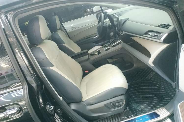 Used Toyota Granvia 2023 2.5L Hybrid Comfort Edition
