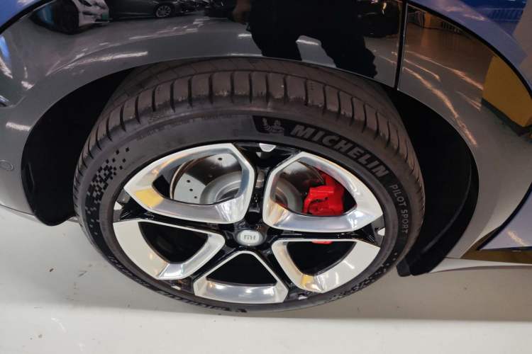 Used Xiaomi Auto YU7 2025 Ultra-Long Range High-Performance All-Wheel-Drive Max Edition
