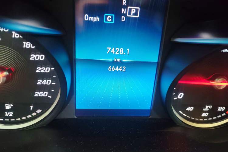 Used Mercedes-Benz C-Class 2019 C 180 L Fashion Edition Sport Version Odometer Close Up