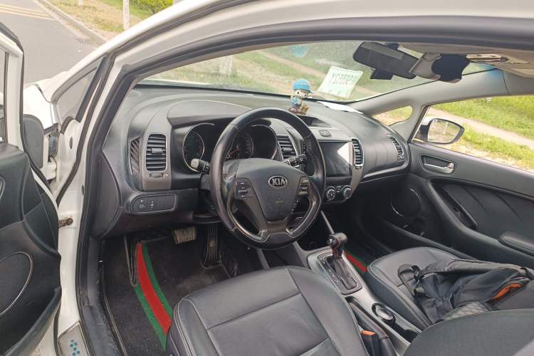 Used Kia K3S 2014 1.6L Automatic GLS Center Console