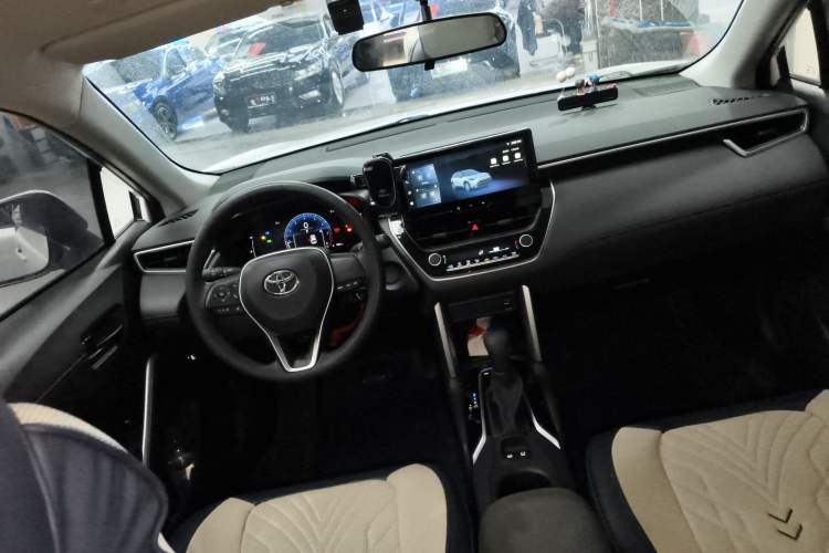 Used Toyota FRONTLANDER 2023 2.0L CVT Elite Edition Center Console