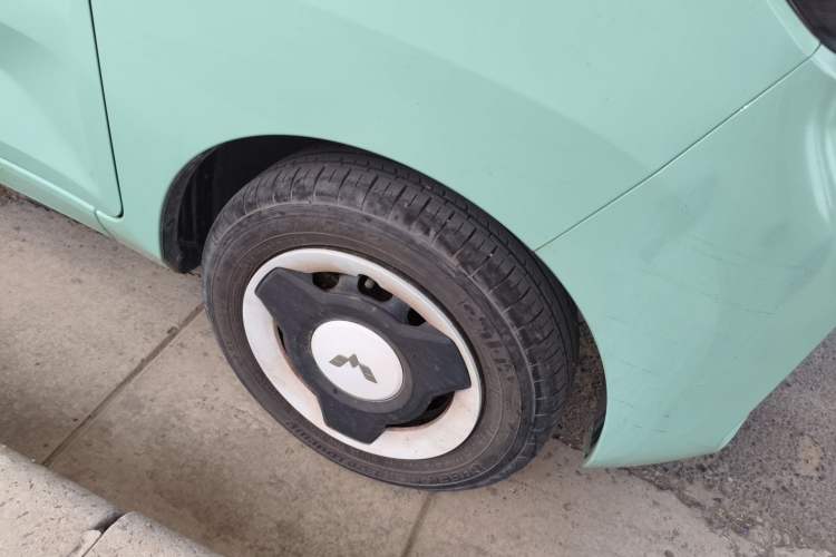 Used Wuling Hongguang MINIEV 2022 Macaron Fashion Model Lithium Iron Phosphate Right Front Wheel Hub