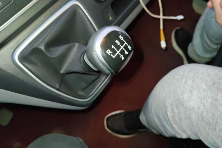 Used SAIC MAXUS Xintu V80 2024 Aotong Value Edition 6MT Long-Wheelbase Mid-Roof Model with 127 Ps Available in 6/7/8/9-Seater Configurations