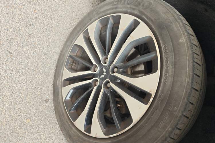 Used Wuling Victory 2020 1.5T CVT Flagship Edition Right Front Wheel Hub