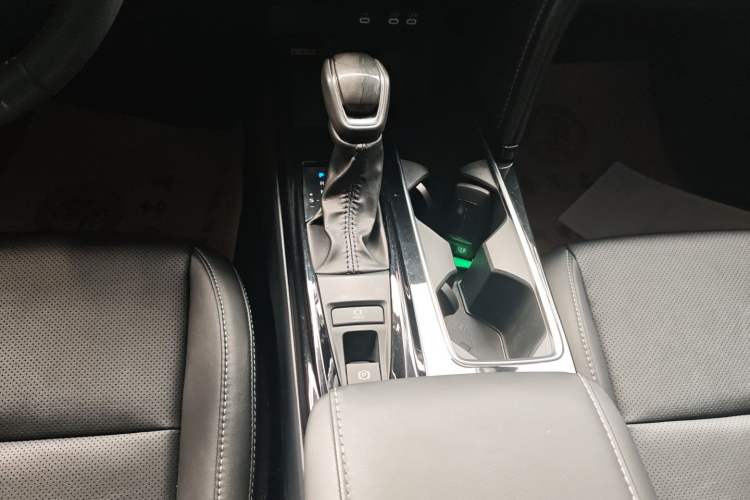 Used Toyota Camry 2024 Dual-Motor 2.0 HGVP Luxury Edition Gear Lever