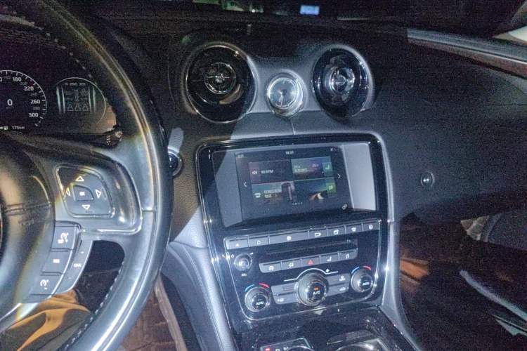 Used Jaguar XJ 2016 XJL 2.0T Two-Wheel-Drive Elegant Business Edition Audio And AC Panel