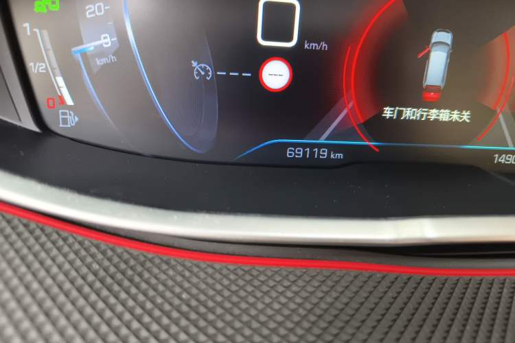 Used Peugeot 5008 2017 380THP 7-Seater Luxury Edition Odometer Close Up