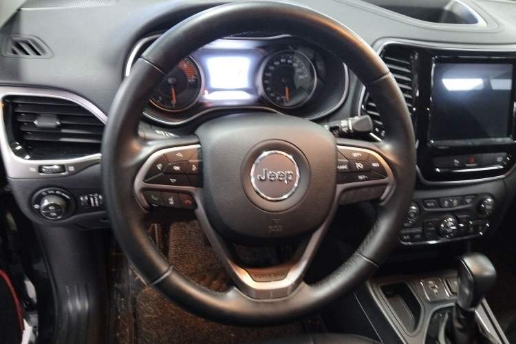 Used Jeep Cherokee 2019 2.0T Two-Wheel Drive Smart Enjoyment Version China VI