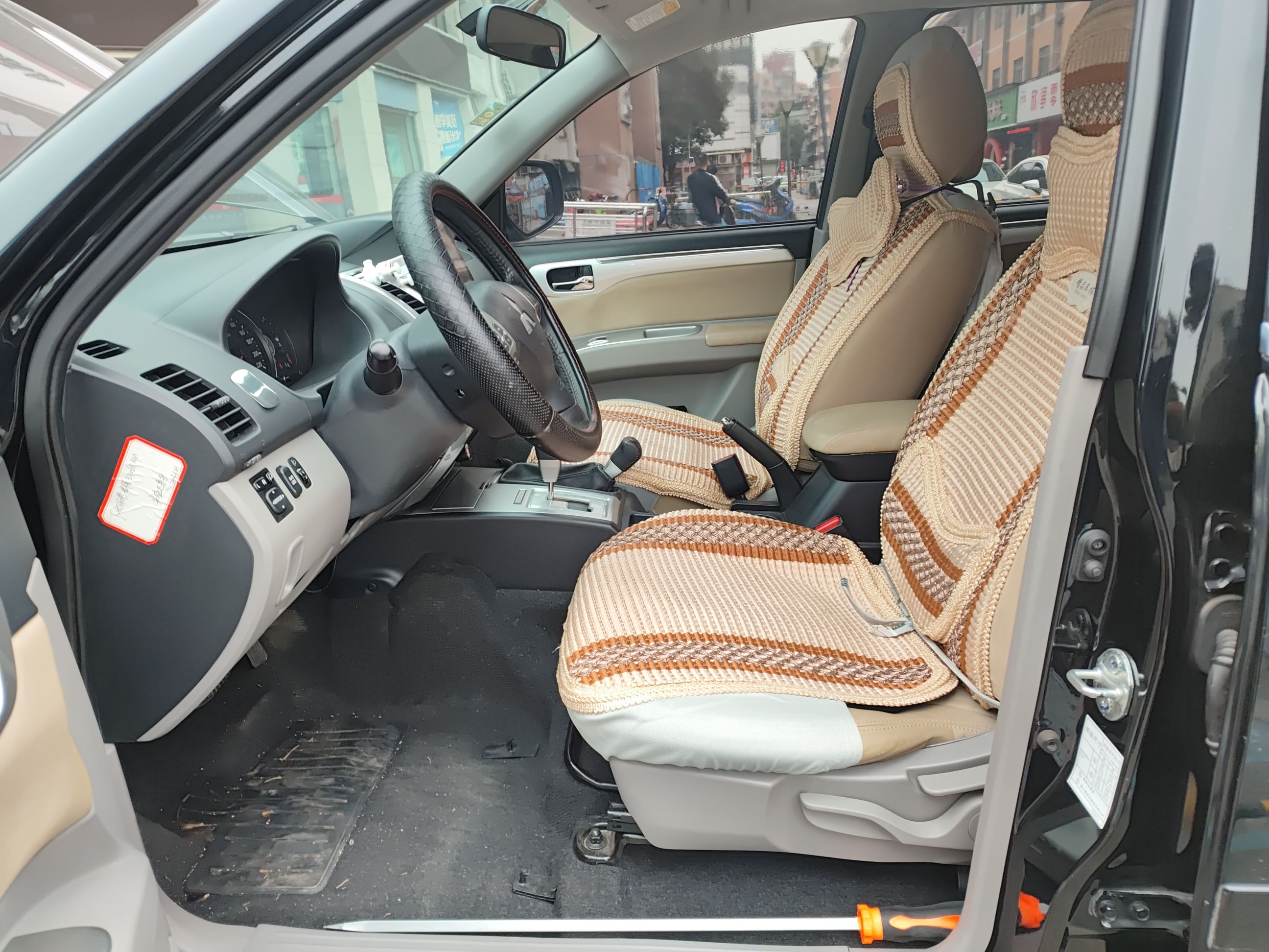 المقاعد الأمامية داخل السيارة