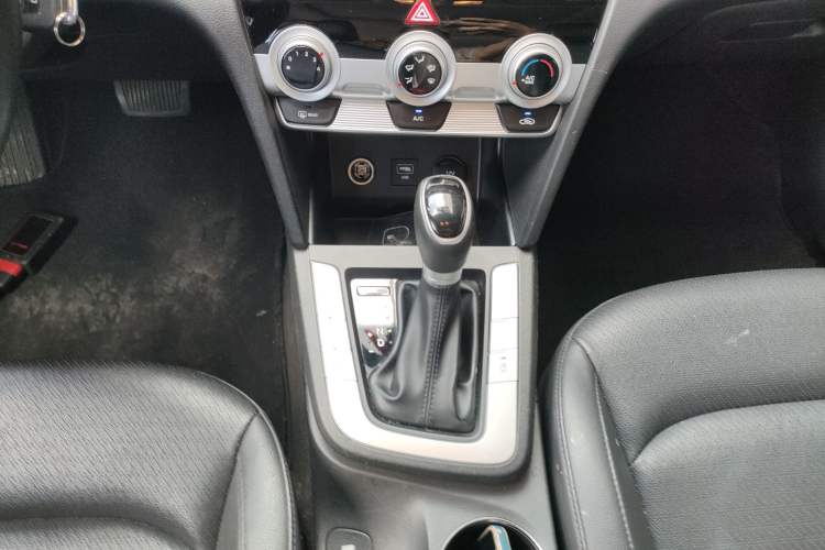Used Hyundai Elantra (6th Generation / Lingdong) 2019 1.5L CVT ZhiXuan – Elite Version Gear Lever