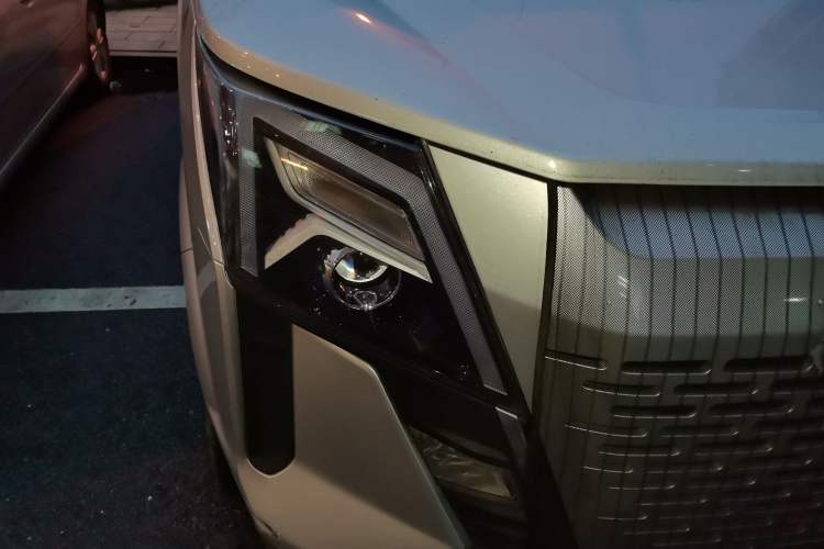 Used Dongfeng Yufeng 2023 V9+ 2.0T Manual Front-Wheel-Drive Multi-Function Mid-Roof Van with 7/8/9 Seats
