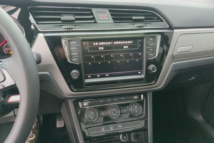 Used Volkswagen Touran 2016 Volkswagen Touran L 280TSI DSG Comfort Edition Audio And AC Panel