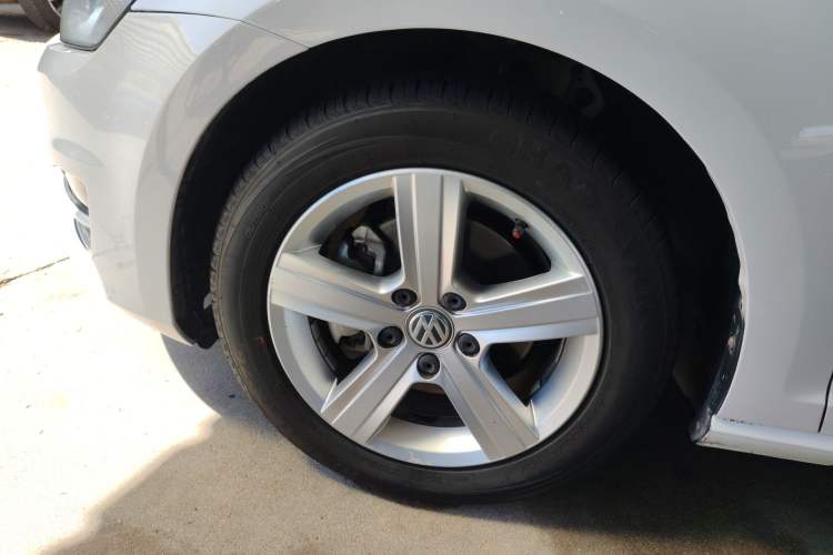 Used Volkswagen Golf 2016 1.6L Automatic Comfort Model Left Front Wheel Hub