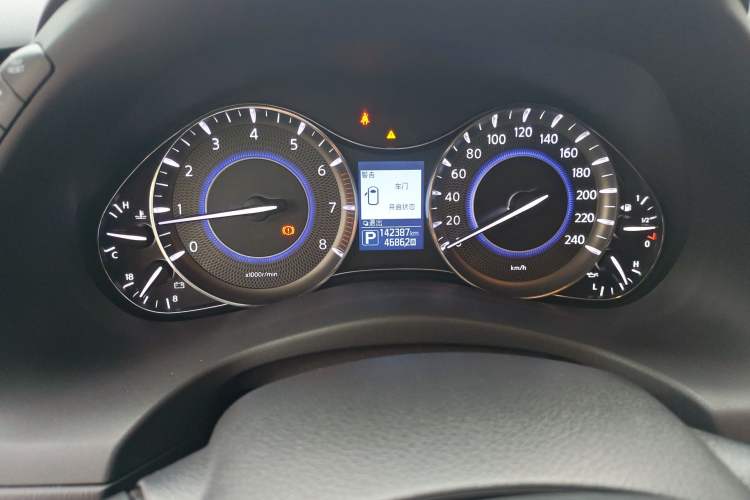 Used Infiniti QX80 2016 5.6L 4WD Odometer Close Up