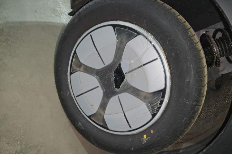 Used Geely Galaxy Geome 2026 Model 310km Youth Edition Left Front Wheel Hub